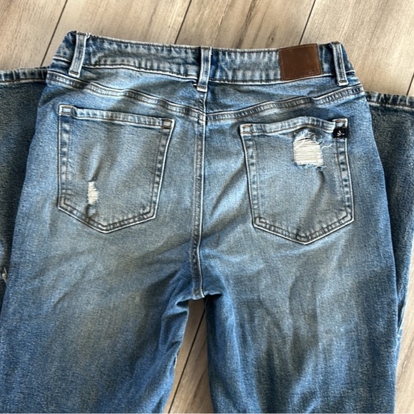 👖M Jeans by Maurices High Rise Medium Wash Classic Destructed Jeans 10R - Picture 5 of 9